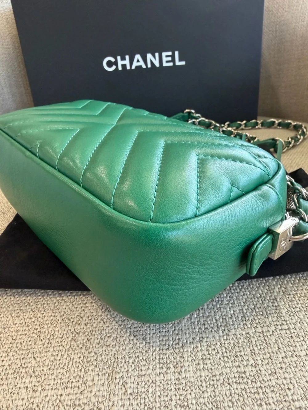 CHANEL Emerald Green Quilted Chevron Leather Crossbody Camera Bag with Tassel - Picture 10 of 15